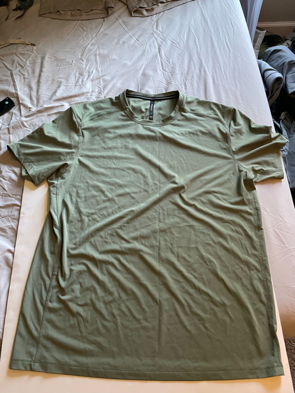 Ten Thousand Men’s tactical workout shirt size LG in olive green color. Like New